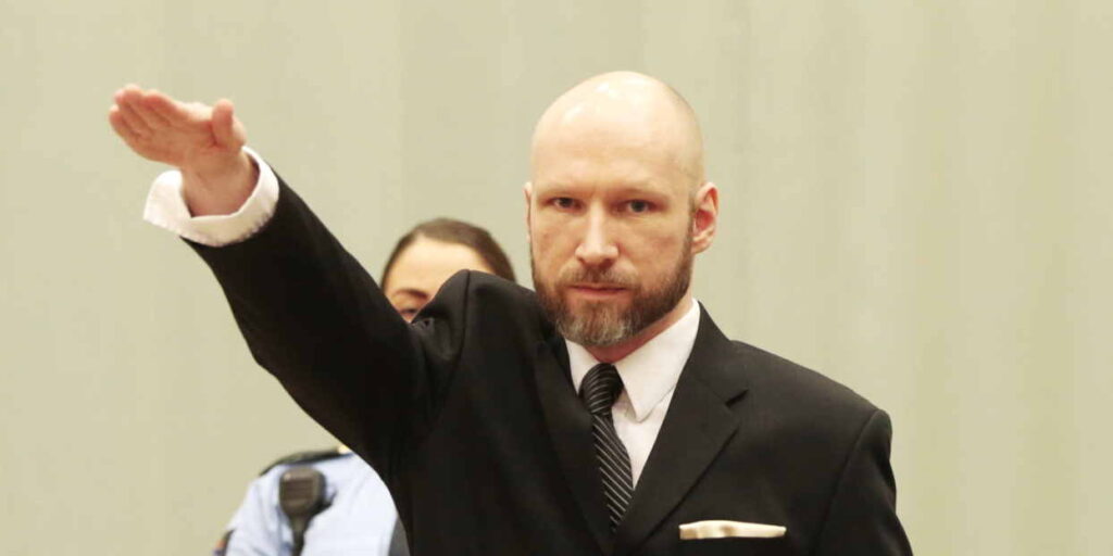 Anders Behring Breivik, terrorista que matou 77 pessoas na Noruega, faz saudação nazista durante a audiença que julgava pedido de liberdade condicional.
