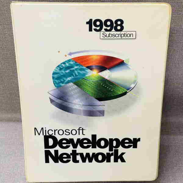 Caixa com os CDs da assinatura do MSDN (Microsoft Developer Network) de 1998.