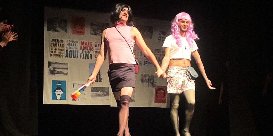 Desiree Fox e Thiffany Pink (Régis Araújo e Diogo Cesar respectivamente), alívios cômicos, mas não menos políticos, da peça O Ponto. Trabalho coletivo de conclusão do Módulo 1 do Curso de Teatro Profissionalizante do ETA (Estúdio de Treinamento Artístico).