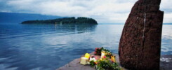 Ao fundo a Ilha de Utøya, onde dezenas de jovens foram assassinados pelo terrorista Anders Behring Breivik em 2011.