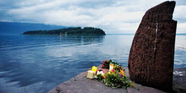 Ao fundo a Ilha de Utøya, onde dezenas de jovens foram assassinados pelo terrorista Anders Behring Breivik em 2011.